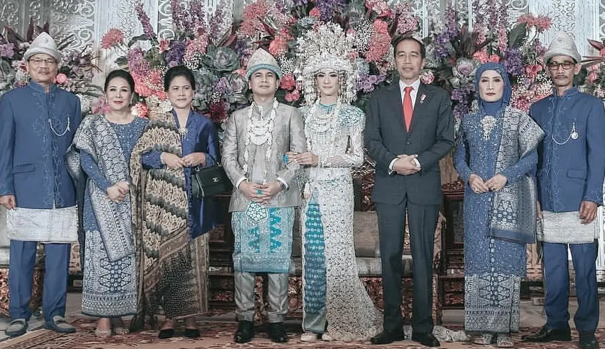 Paduan warna biru dengan silver dan putih di resepsi pernikahannya, Anissa tampak memukau dan anggun banget. Terlebih dengan senyuman semringah saat berada di atas panggung berdiri bersama Presiden Joko Widodo dan istri. (Instagram/anissaaziza)