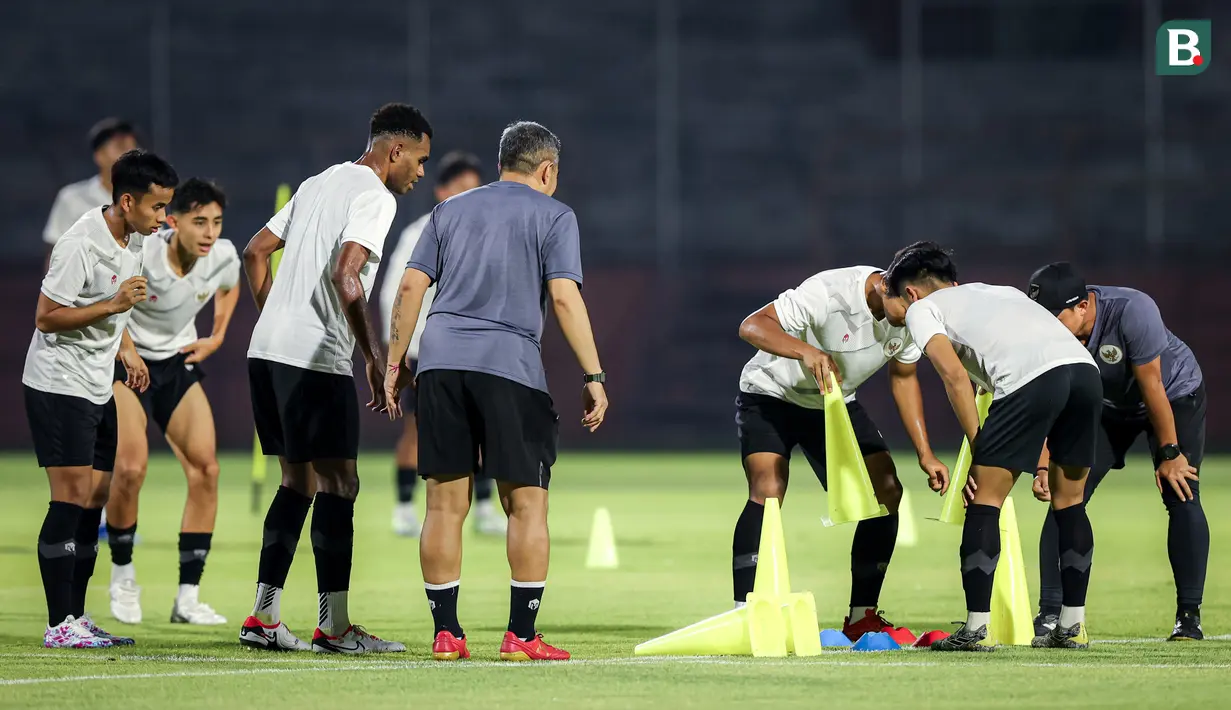 Sejumlah pemain Timnas Indonesia U-17 terlihat tegang saat bermain games dalam sesi latihan di Stadion Gelora 10 November 2023, Surabaya, Kamis (9/11/2023). (Bola.com/Bagaskara Lazuardi)