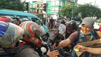 Jaringan Aksi Keselamatan Jalan (Jarak Aman) merangkul 30 komunitas sepeda motor untuk menggelar aksi simpatik di perempatan Pangkalan Jati, Kalimalang, Jakarta Timur, Sabtu (19/5/2018)