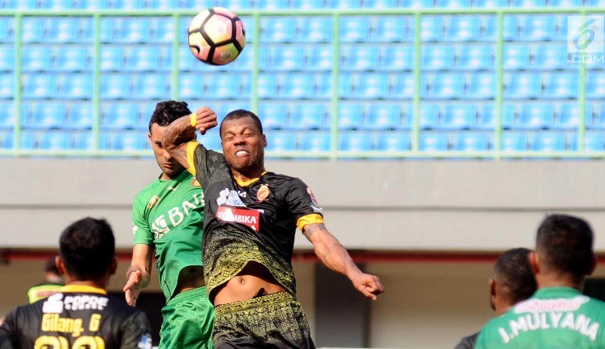 Bek Bhayangkara FC, Otavio Dutra (belakang) berduel udara dengan pemain Sriwijaya FC, Hilton Moreira pada lanjutan Liga 1 Indonesia di Stadion Patriot Candrabhaga, Bekasi,, Minggu (20/8). Bhayangkara FC menang 2-1. (Liputan6.com/Helmi Fithriansyah)
