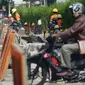 Pekerja membongkar trotoar lama di Jalan Cikini Raya, Taman Ismail Marzuki (TIM), Jakarta, Selasa (18/6/2019). Revitalisasi trotoar TIM hingga Jalan Diponegoro sepanjang 10 kilometer mulai dikerjakan. (merdeka.com/Imam Buhori)