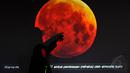 Seorang petugas menerangkan gambaran proses gerhana bulan total di Planetarium Taman Ismail Marzuki, Jakarta, (8/10/14).(Liputan6.com/Johan Tallo) 