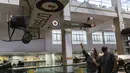 Sejumlah staf mengamati sebuah pesawat saat pratinjau media di Science Museum di London, Inggris (17/8/2020). Museum tersebut dijadwalkan dibuka kembali untuk umum pada 19 Agustus. (Xinhua/Han Yan)