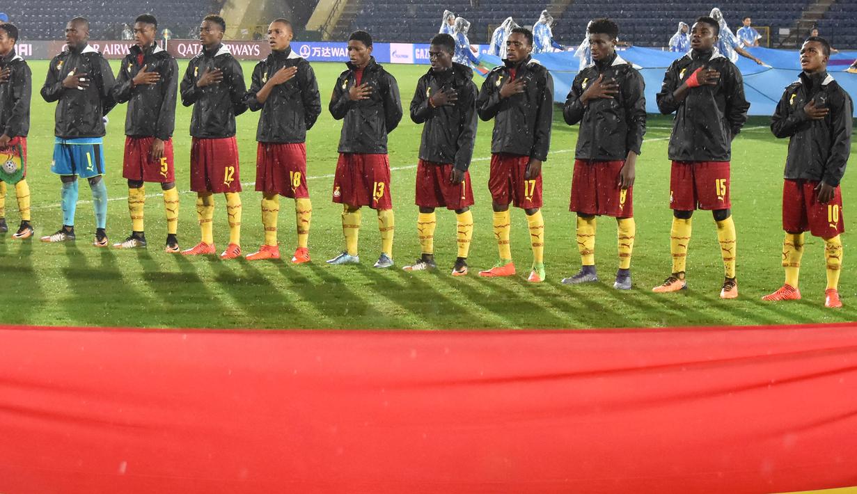 Para pemain starting XI Timnas Ghana U-17 berbaris menyanyikan lagu kebangsaan Ghana sebelum dimulainya laga perempatfinal Piala Dunia U-17 2017 menghadapi Mali di Indira Gandhi Athletic Stadium, India (21/10/2017). Ghana total menjuarai Piala Dunia U-17 sebanyak 2 kali dari 4 laga final yang dijalani. Kedua gelar tersebut diraih pada edisi 1991 dan 1995. Sementara kegagalan Ghana di partai final terjadi pada 1993 dan 1997. (AFP/Biju Boro)