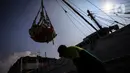 Pekerja buruh angkut beraktivitas di Pelabuhan Sunda Kelapa, Jakarta, Kamis (10/6/2021). Bekerja secara kelompok, upah mereka berdasarkan kesepakatan pemberi upah dan pekerja dengan sistem borongan tonase. (Liputan6.com/Johan Tallo)