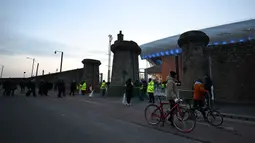 Sejumlah penonton mendatangi stadion baru Everton, Bramley Moore Dock untuk menyaksikan pertandingan uji coba persahabatan antara Everton U18 melawan Wigan U18 di Liverpool, Inggris, Senin (17/02/2025) waktu setempat. (AFP/Paul Ellis)