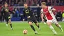 Bek Ajax Amsterdam Matthijs De Ligt menggiring bola dari kejaran penyerang Portugal Cristiano Ronaldo sleama pertandingan leg pertama perempat final  Liga Champions di Johan Cruijff ArenA di Amsterdam (10/3/2019). (AFP Photo/Emmanuel Dunand)
