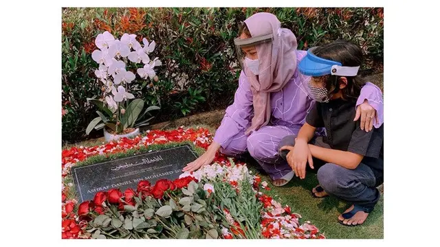6 Potret BCL Ziarah ke Makam Ashraf Sinclair di Hari Ulang Tahun, Tulis Pesan Haru