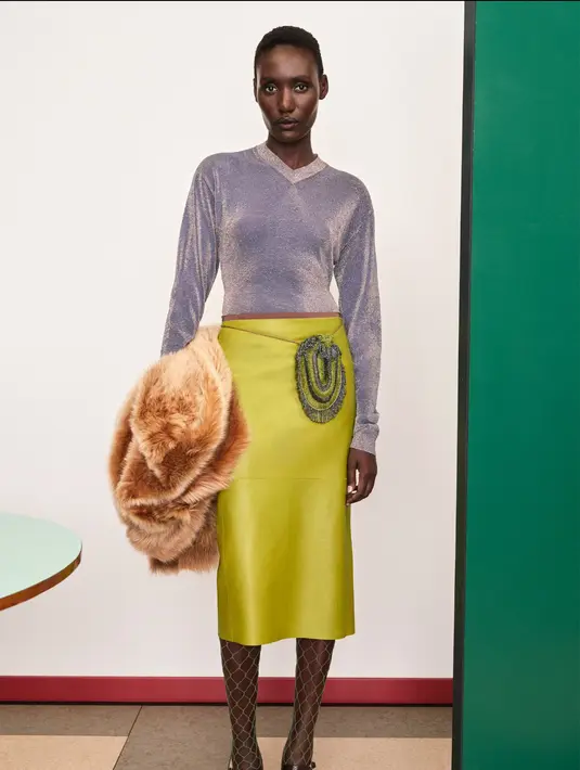 Tas Balloon dan messenger Kira dari Musim Gugur 2025 kembali dalam paten mengilap, bersama tas selempang Marshmallow kami yang sangat lembut — favorit editor sejak Musim Gugur 2022, sekarang dalam khaki bermotif ular dan kulit espresso. Dok. Tory Burch