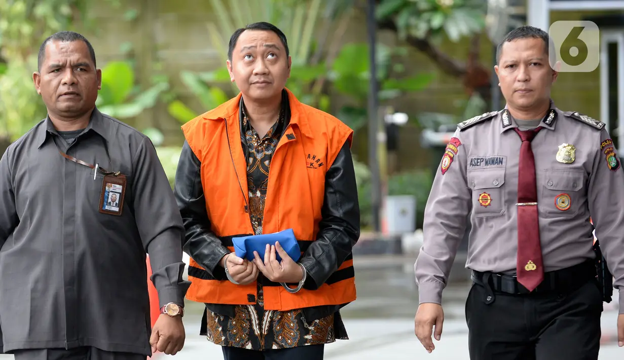 Bupati nonaktif Lampung Utara Agung Ilmu Mangkunegara (tengah) tiba di Gedung KPK, Jakarta, Senin (3/2/2020). Agung akan diperiksa sebagai tersangka untuk melengkapai berkas terkait dugaan menerima suap proyek di Dinas PUPR dan Dinas Perdagangan Kabupaten Lampung Utara. (merdeka.com/Dwi Narwoko)