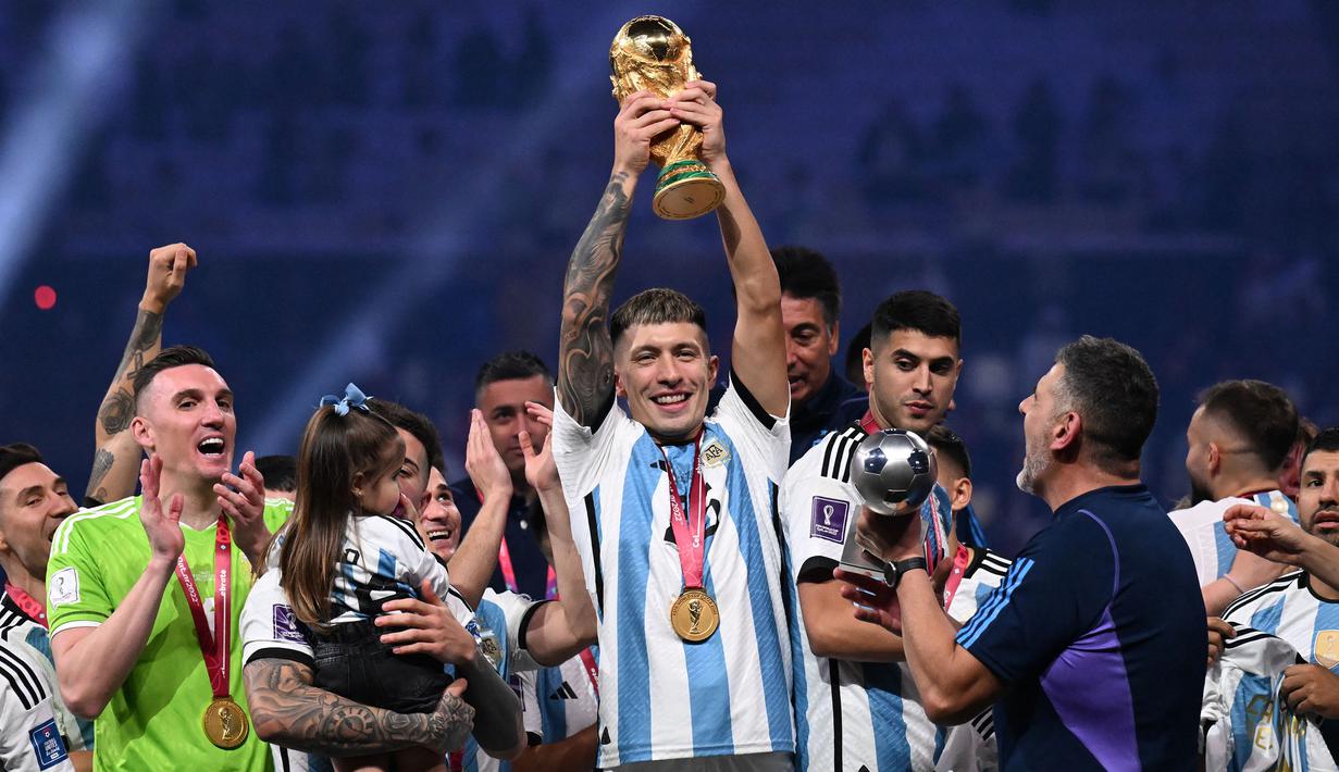 Lisandro Martinez menjadi salah satu pemain yang berkontribusi lebih untuk gelar juara Piala Dunia 2022 Timnas Argentina. Bek andalan Manchester United ini sering dipercaya tampil oleh pelatih Lionel Scaloni untuk mengisi skuadnya. Dari lima laga, Martinez tercatat mampu mengumpulkan total 301 menit bermain. (AFP/Kirill Kudryavtsev)