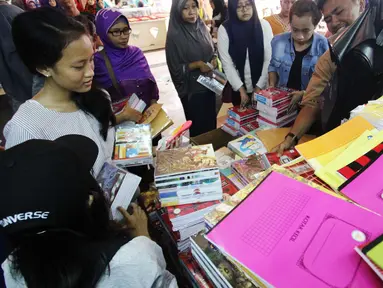Sejumlah warga membeli buku di Pasar Kebayoran Lama, Jakarta, Rabu  (5/7). Menjelang tahun ajaran baru permintaan perlengkapan sekolah meningkat. (Liputan6.com/Angga Yuniar)