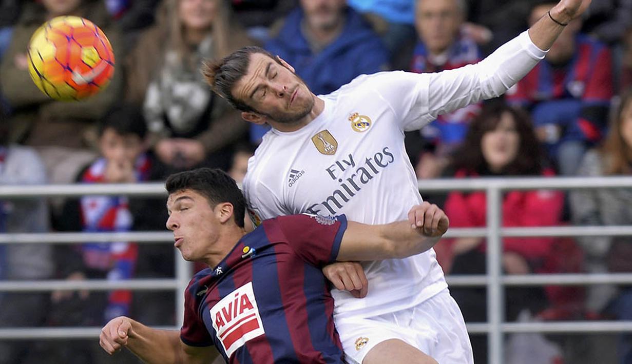 Pemain Real Madrid, Gareth Bale duel udara dengan pemain Eibar, Ander Capa pada laga Liga Spanyol di Estadio Municipal de Ipurua, Spanyol, Minggu (29/11/2015). (Reuters/Vincent West)