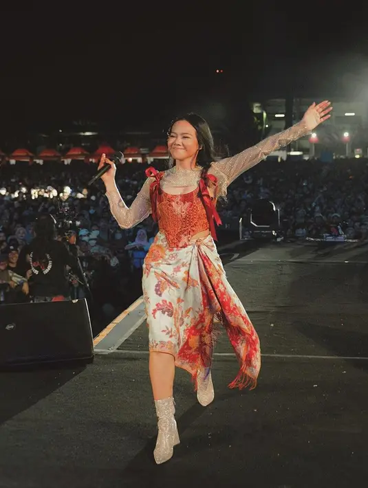 Memakai kebaya serta aneka kain batik saat tampil di atas panggung pun menjadi salah satu cara Yura untuk melestarikan budaya. Bahkan, penampilan Yura ini tampak stylish dengan memadukan ankle boots. (Liputan6.com/IG/@yurayunita)
