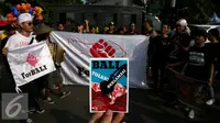 Masyarakat aliansi Forum Rakyat Bali di Jakarta melakukan aksi saat Car Free Day (CFD) di Bundaran Hotel Indonesia, Jakarta, Minggu (4/9). Dalam aksinya mereka bernyanyi menyerukan Tolak Reklamasi Teluk Benoa. (Liputan6.com/Johan Tallo)