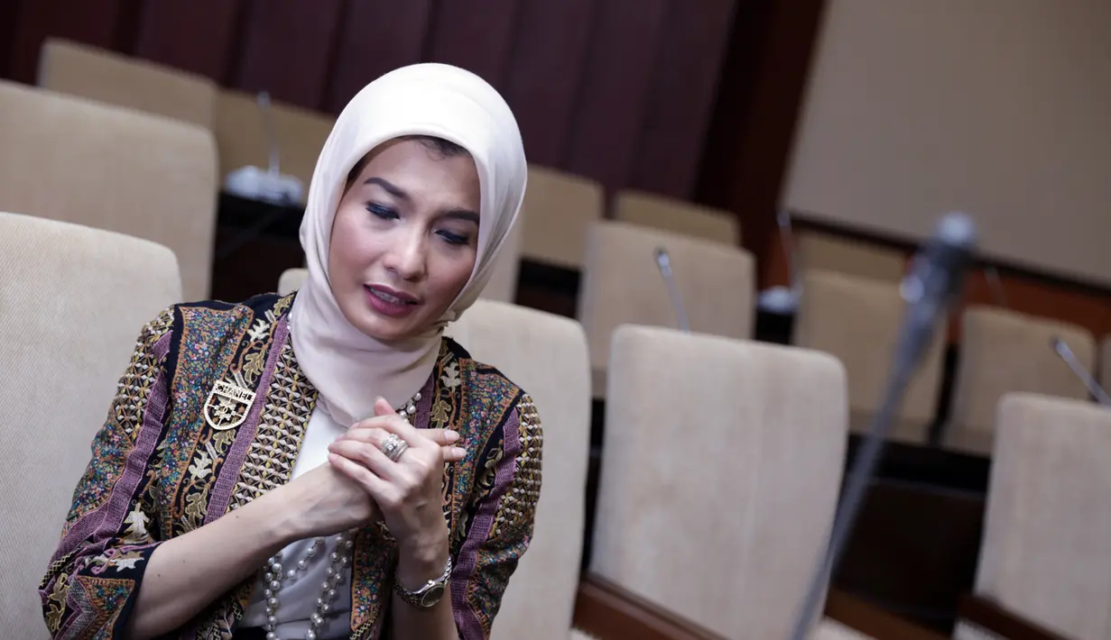 Anggota DPR dari PKB, mantan model dan pemain sinetron Arzetty Bilbina sempat meminta pemilik goyang itik itu menjelaskan kronologis kasusnya. (Adrian Putra/Bintang.com)