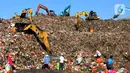 Pemulung mencari sampah yang dapat didaur ulang pada gunungan sampah di Tempat Pembuangan Akhir (TPA) Cipayung, Depok, Jawa Barat, Selasa (24/5/2022). TPA Cipayung hanya dapat menampung sampah sebanyak 1,3 juta meter kubik, tapi saat ini menampung hingga 2,5 juta meter kubik. (merdeka.com/Arie Basuki)