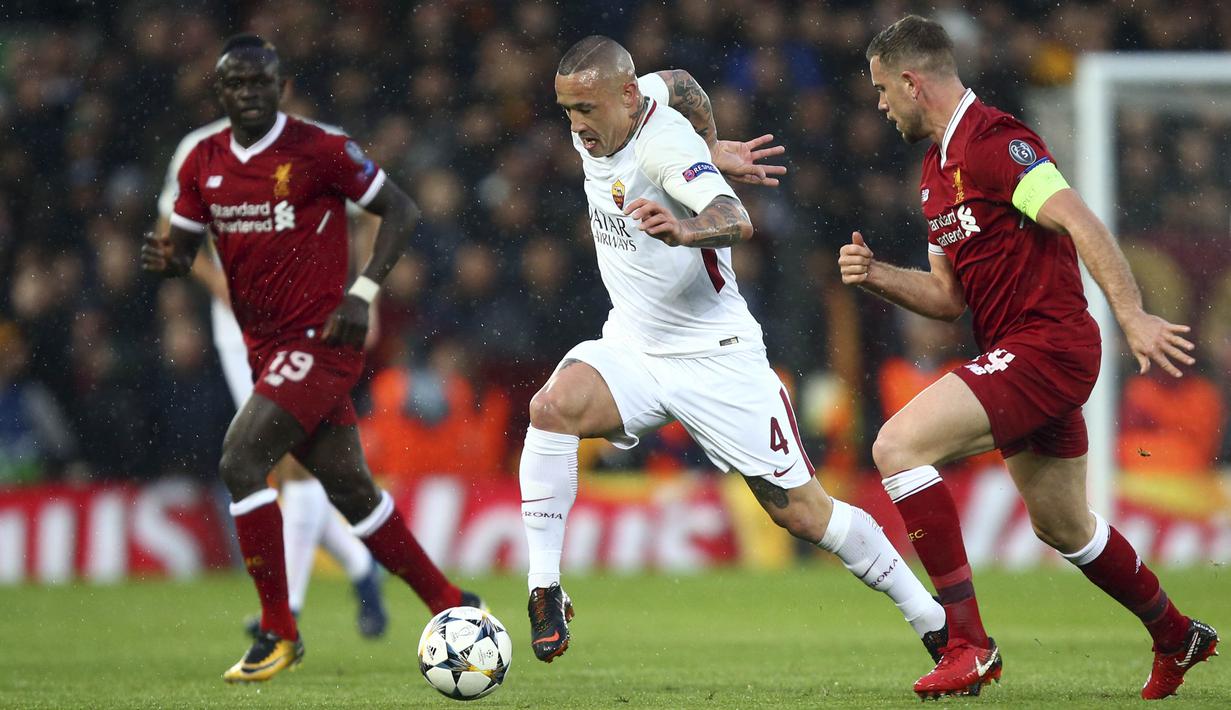 Gelandang AS Roma, Radja Nainggolan, berusaha melewati pemain Liverpool pada leg pertama semifinal Liga Champions di Stadion Anfield, Selasa (24/4/2018). Liverpool menang 5-2 atas AS Roma. (AP/Dave Thompson)