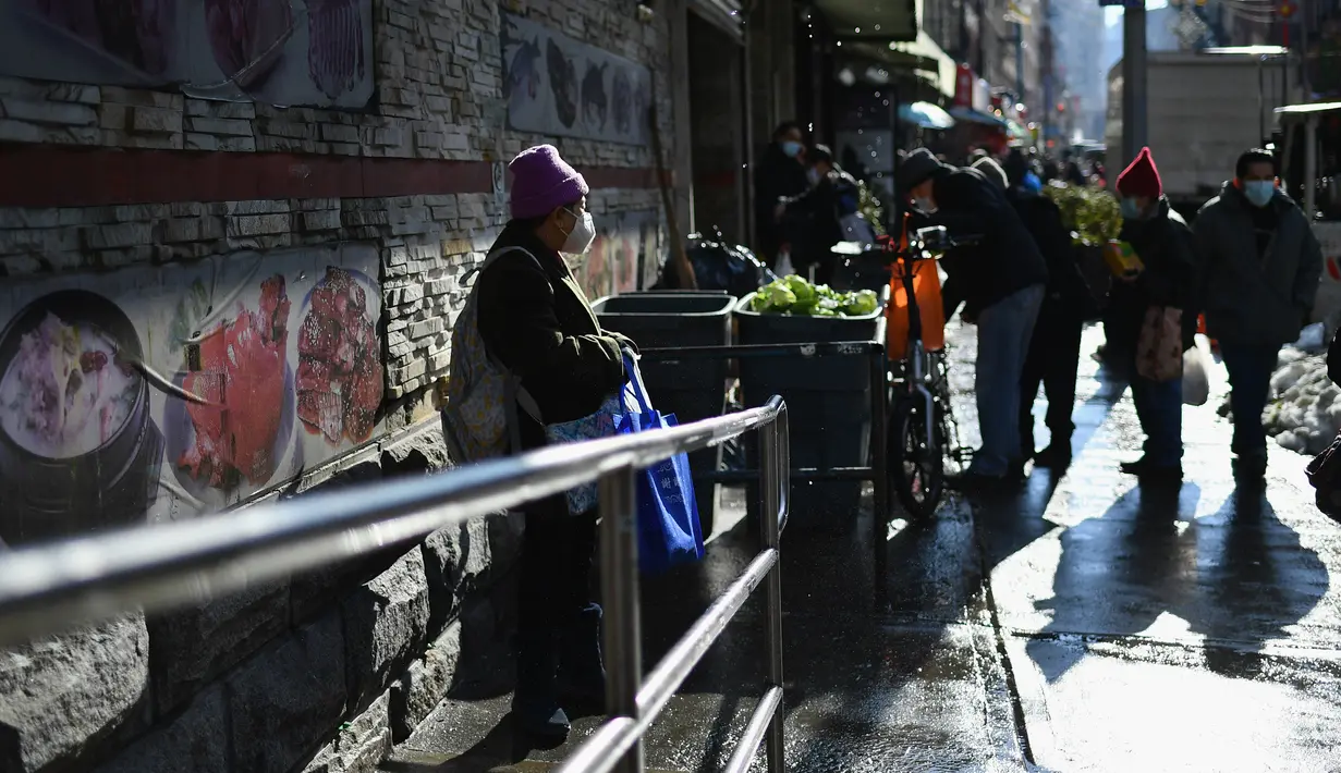 Aktivitas di kawasan Chinatown di New York City pada 5 Februari 2021. Tahun Baru Imlek akan jatuh Jumat depan, 12 Februari, dan itu harusnya menjadi waktu tersibuk tahun ini untuk Chinatown, tetapi tidak pada tahun 2021 saat pandemi COVID-19 mewabah. (Angela Weiss/AFP)