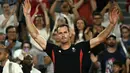 Ekspresi haru petenis Inggris, Andy Murray saat memberikan salam perpisahan setelah kalah dari pasangan Amerika pada babak perempat final tenis nomor ganda campuran Olimpiade Paris 2024 di Roland-Garros Stadium, Paris, Prancis, Kamis (01/08/2024). (AFP/Carl De Souza)