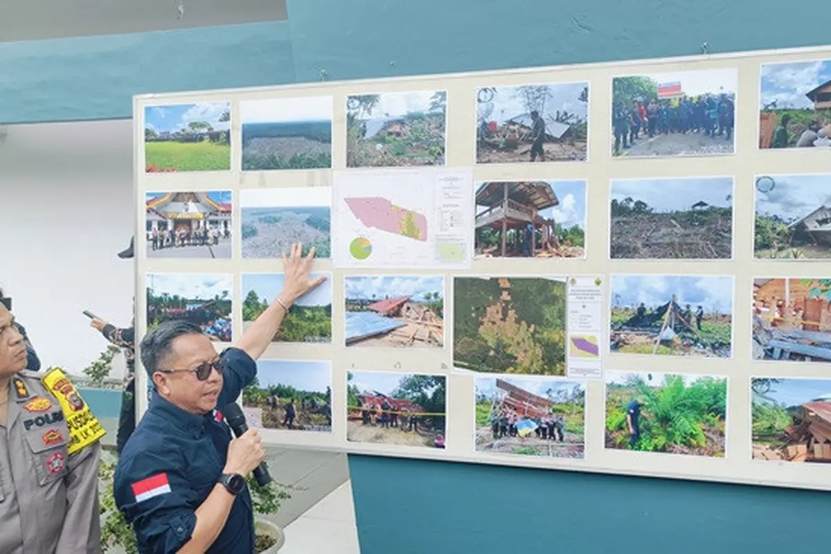 Dirjen Gakkum KLHK Rasio Ridho Sani menunjukkan foto-foto perambahan hutan Taman Nasional Tesso Nilo di Kabupaten Pelalawan.