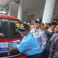 PLT Gubernur DKI Jakarta Soni Sumarsono (kanan) menempelkan stiker integrasi Transjakarta-Koperasi Wahana Kalpika (KWK) saat peresmian di Halaman Balaikota, Jakarta, Senin (3/4). (Liputan6.com/Faizal Fanani)