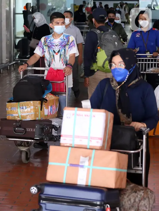 Sejumlah penumpang pesawat berjalan keluar dari Terminal 2 Bandara Soekarno Hatta, Tangerang, Banten, Selasa (18/5/2021). Berdasarkan data pengelola Bandara Soekarno Hatta pada hari pertama pascalarangan mudik, tercatat ada 651 pergerakan pesawat baik datang maupun pergi. (Liputan6.com/Angga Yuniar)