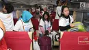 Para peserta mudik gratis PT KAI menaruh barang di kereta Brantas Lebaran jurusan Blitar di Stasiun Senen, Jakarta, Selasa (5/6). Masyarakat wajib membawa KTP dan Kartu Keluarga. (Liputan6.com/Angga Yuniar)