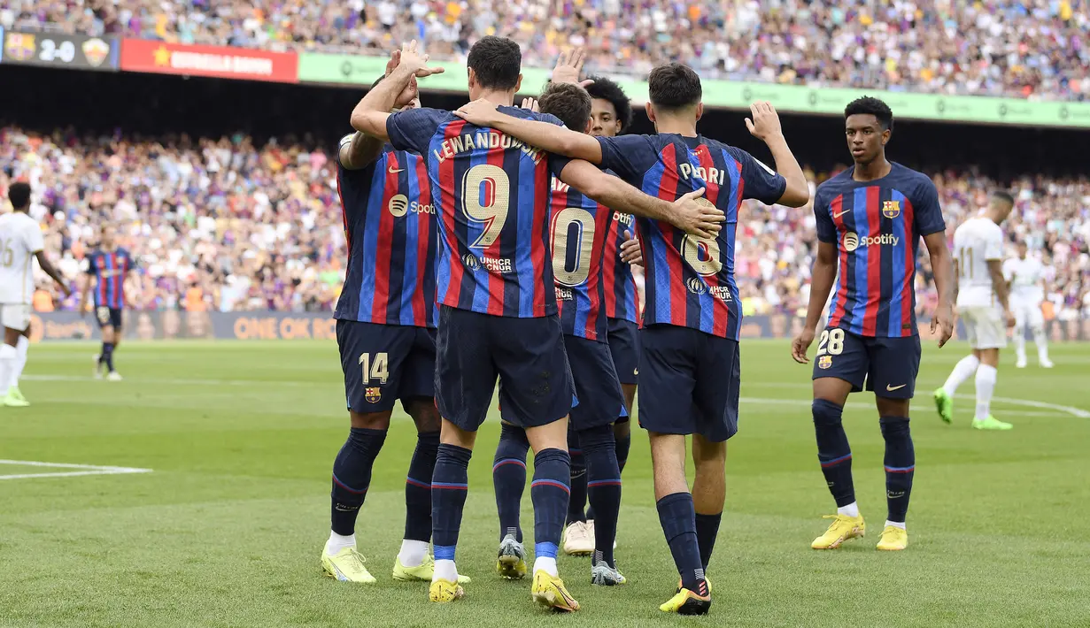 Barcelona berhasil mengambil alih kursi puncak klasemen dari Real Madrid di Liga Spanyol pada musim ini. Blaugrana sukses mengoleksi 41 poin atau memimpin tiga angka dari sang rival abadi mereka, Real Madrid. Selain itu, skuad asuhan Xavi Hernandez tersebut juga berhasil membuat statistik mengagumkan dengan hanya menelan satu kali kekalahan. Mereka tunduk di markas Real Madrid pada laga bertajuk El Clasico, 16 Oktober 2022. (AFP/Josep Lago)