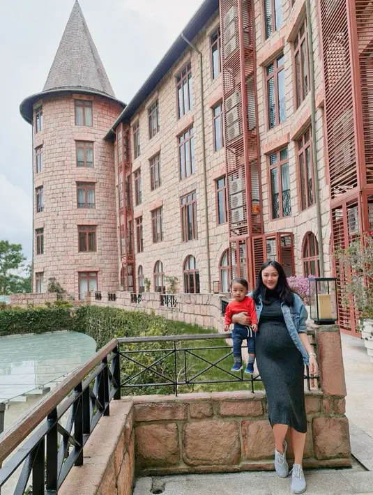 "Hamil saat pandemic? Berat .... Harus kuakui ternyata ini semua tidak mudah," tulis Whulandary Herman di akun Instagram, Sabtu (13/10/2020). (Instagram/whulandaryherman)