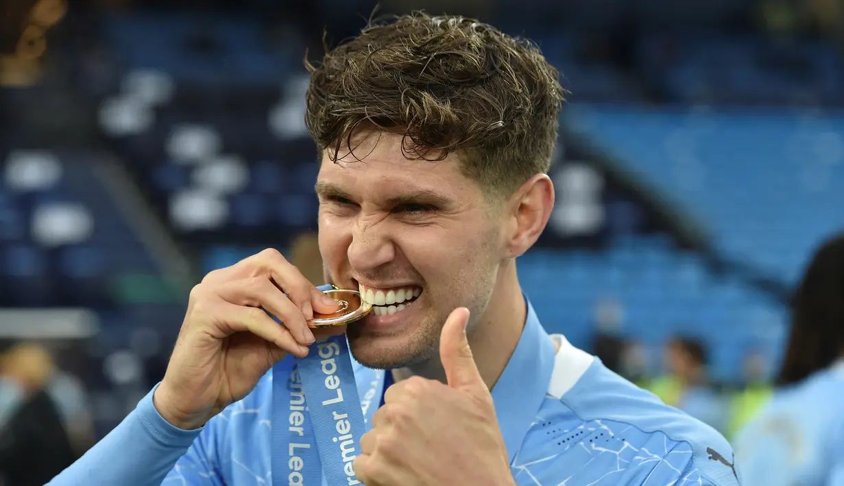 John Stones. Bek tengah yang kini berusia 27 tahun ini didatangkan Manchester City dari Everton dengan nilai transfer 55,6 juta euro pada 2016/2017. Total 5 musim, ia telah tampil dalam 168 laga dengan torehan 10 gol dan 2 assist. (Foto: AFP/Pool/Peter Powell)