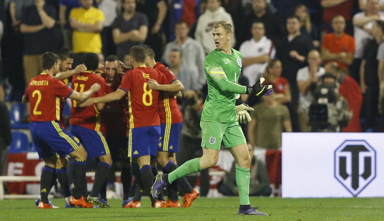  Kiper Inggris, Joe Hart, terlihat kesal atas gol pemain Spanyol, Santi Cazorla, pada laga persahabatan di Stadion Jose Rico Perez, Spanyol, Sabtu (14/11/2015) dini hari WIB. Inggris kalah 0-2 dari Spanyol. (Action Images via Reuters/Carl Recine)