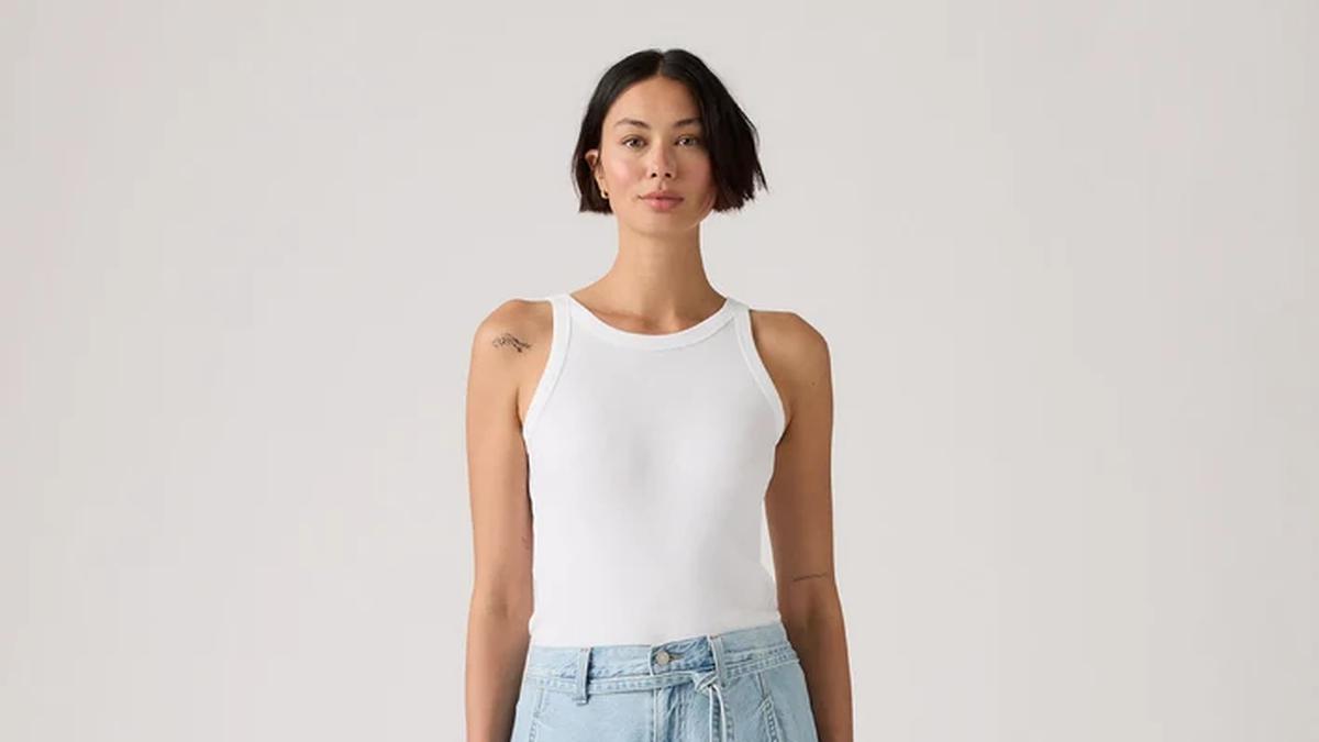 Satu Denim Maxi Skirt untuk Beragam Acara, Begini Cara Styling yang Seru