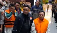 Penampakan Bupati Lombok Barat Pakai Rompi Oranye dan Diborgol