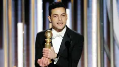 Aktor Rami Malek mengangkat penghargaan Golden Globes 2019 di The Beverly Hilton, Beverly Hills, California, Minggu (6/1). Rami Malek dinobatkan sebagai Aktor Terbaik untuk kategori film drama dalam Golden Globes 2019. (Paul Drinkwater/NBC via AP)