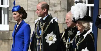 Menghadiri upacara penobatan Raja Charles III dan Ratu Camilla di Skotlandia, Rabu, 5 Juli 2023. Kate Middleton tidak mengenakan jubah seremonial, ia justru tampil mengenakan mengenakan coatdress biru tebal dari salah satu desainer pilihannya, Catherine Walker. Potongan mode itu dipasangkan dengan topi serasi dari Philip Treacy. @princeandprincessofwales