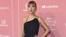 Taylor Swift berpose saat tiba menghadiri Billboard Women In Music 2019 yang digelar oleh YouTube Music di Los Angeles, California (12/12/2019). Di acara ini Taylor Swift mendapat penghargaan "Woman of the Decade Award". (AP Photo/Chris Pizzello)