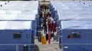 Aktivitas pengungsi Afghanistan di kamp pengungsian Palang Merah Italia, Avezzano, Italia, Selasa (31/8/2021). Kamp karantina ini diperkirakan akan ditutup dalam seminggu ke depan karena karantina berakhir dan mereka dipindahkan ke struktur lain untuk mengajukan suaka. (AP Photo/Andrew Medichini)