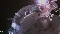 Uji transposisi wahana antariksa kargo Tianzhou-2 menggunakan lengan robotik stasiun luar angkasa di Pusat Kendali Antariksa Beijing. (Xinhua/Guo Zhongzheng)