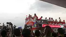 Tontowi Ahmad, Liliyana Natsir, Eko Yuli dan Sri Wahyuni menaiki bus Bandros di Terminal 3, Bandara Soekarno-Hatta, Banten, Selasa (23/8/2016). (Bola.com/Nicklas Hanoatubun)