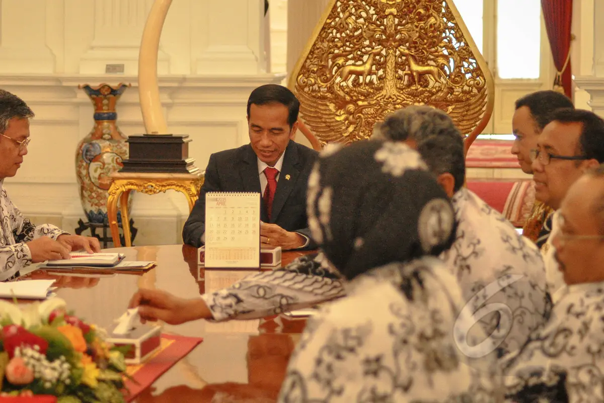 Jokowi Diserbu Para Guru di Istana