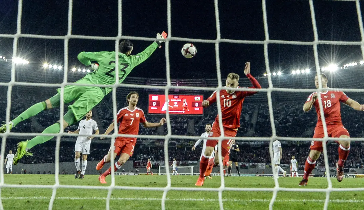 Kiper Georgia, Giorgi Loria berusaha menghalau bola saat melawan Wales pada kualifikasi Piala Dunia 2018 grup D di Boris Paichadze Dinamo Arena, Tbilisi (06/10/2017). Wales menang 1-0. (AFP/Alexander Nemenov)