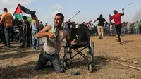 Seorang pria Palestina bernama Saber al-Ashkar menyiapkan batu saat terlibat bentrok dengan pasukan Israel di dekat perbatasan antara Israel dengan Jalur Gaza (11/5). (AFP/Mahmud Hams)