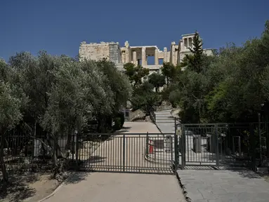 Situs arkeologi Acropolis di Athena ditutup karena negara tersebut dilanda gelombang panas baru, pada 20 Juli 2023. (Photo by Louisa GOULIAMAKI / AFP)