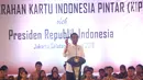 Presiden Joko Widodo (Jokowi) memberikan sambutan saat penyerahan Kartu Indonesia Pintar (KIP) di SLB Negeri Pembina, Jakarta, Rabu (6/3). Jokowi membagikan 3.300 KIP untuk pelajar di wilayah Jakarta Selatan. (Liputan6.com/Angga Yuniar)