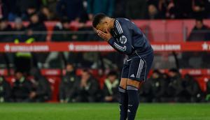 Ekspresi Kylian Mbappe dalam laga Liga Spanyol antara Girona vs Real Madrid, Senin (1/12/2025). (AP Photo/Joan Monfort)