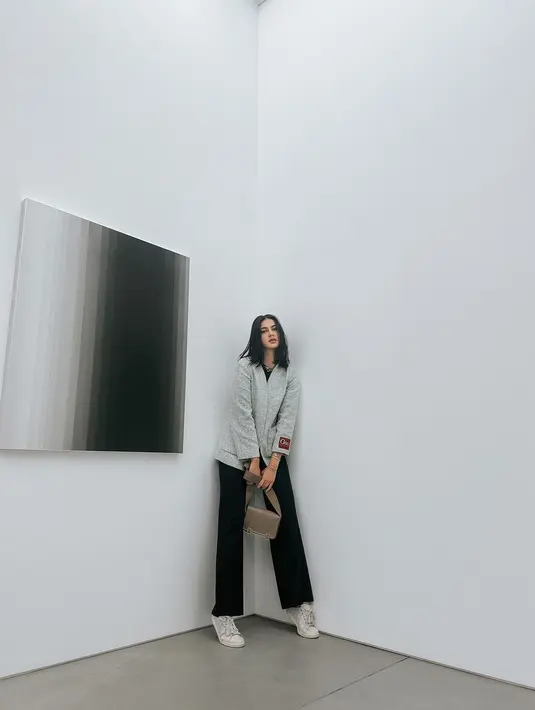 OOTD Paula Verhoeven untuk museum date. Ia mengenakan inner hitam yang serasi dengan celana panjangnya, dipadu blazer abu-abu, sneakers putih dan tas cokelat. [Foto: Instagram/paula_verhoeven]