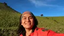 Medina Kamil, host kelahiran 6 April 1982 yang sangat suka dengan alam. Baginya, berpetualang di alam sudah menjadi passion. Salah satu hobi yang ia suka yakni hiking gunung. Gunung Merbabu pun pernah didaki oleh Medina Kamil.(Liputan6.com/IG/medinakamil)