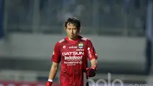 Kiper Persib Bandung, I Made Wirawan saat melawan PS TNI pada lanjutan Liga 1 2017 di Stadion Pakansari, Bogor, Sabtu (22/4/2017). PS TNI bermain imbang 2-2. (Bola.com/Nicklas Hanoatubun)