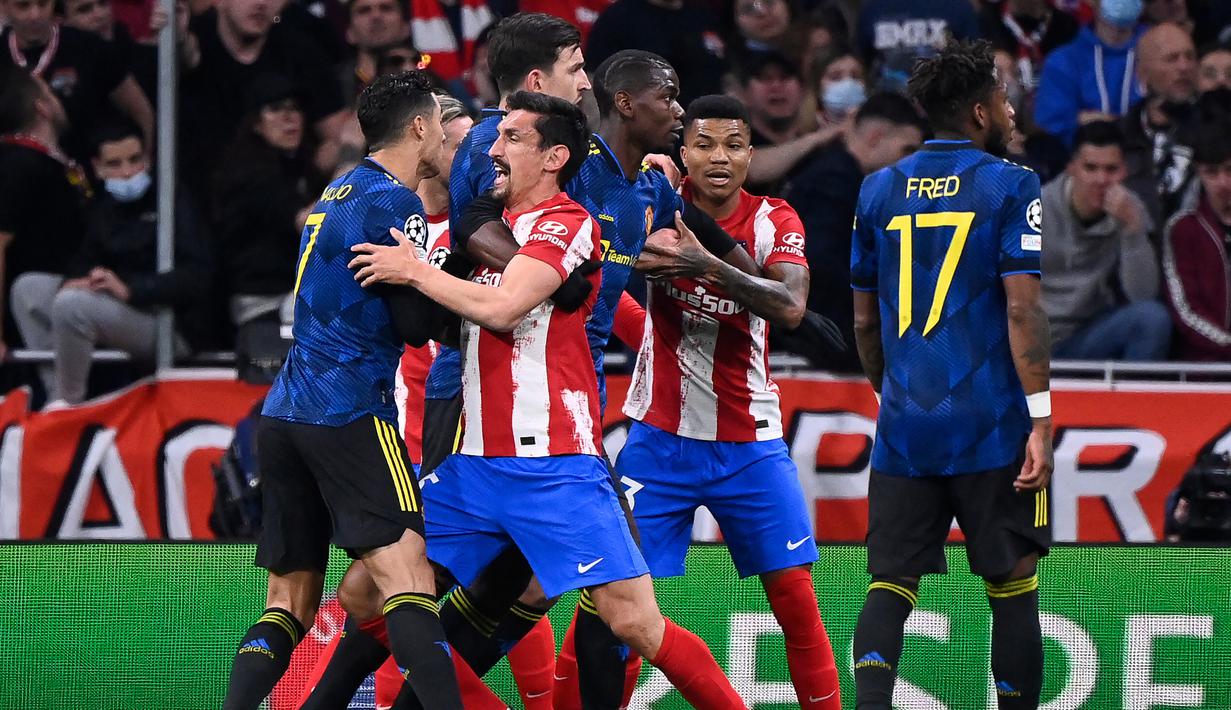 Sepanjang laga ia terus ditempel ketat oleh bek Atletico Madrid asal Montenegro, Stefan Savic. (AFP/Oscar Del Pozo)